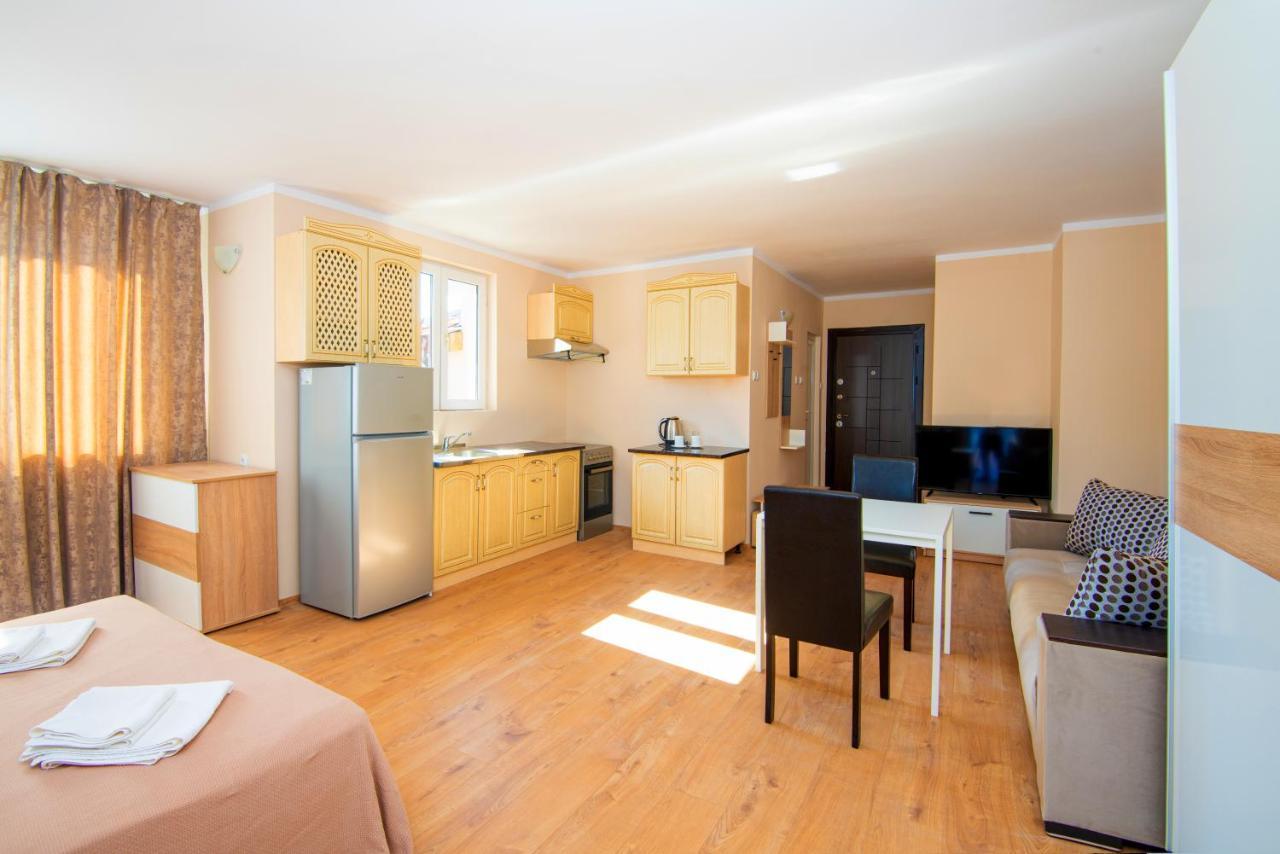 House With Garden Hotel Pomorie Buitenkant foto